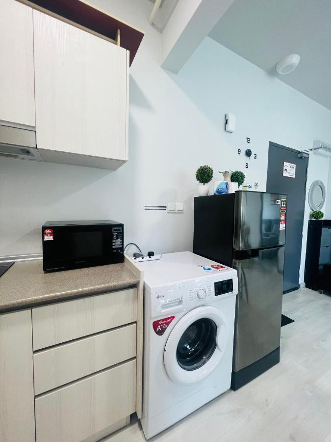 Botiza Suites At Jesselton Quay Кота-Кинабалу Экстерьер фото