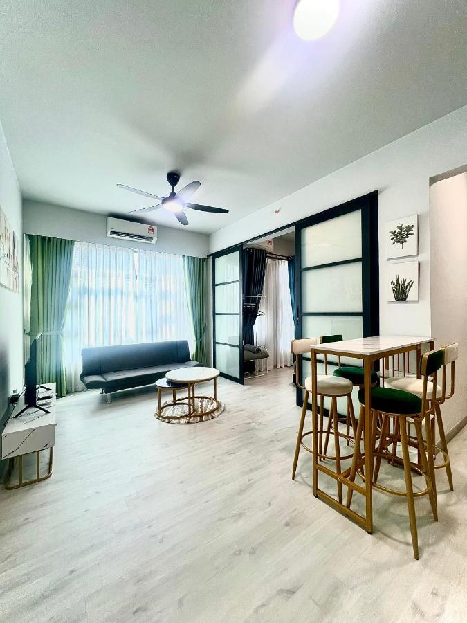 Botiza Suites At Jesselton Quay Кота-Кинабалу Экстерьер фото