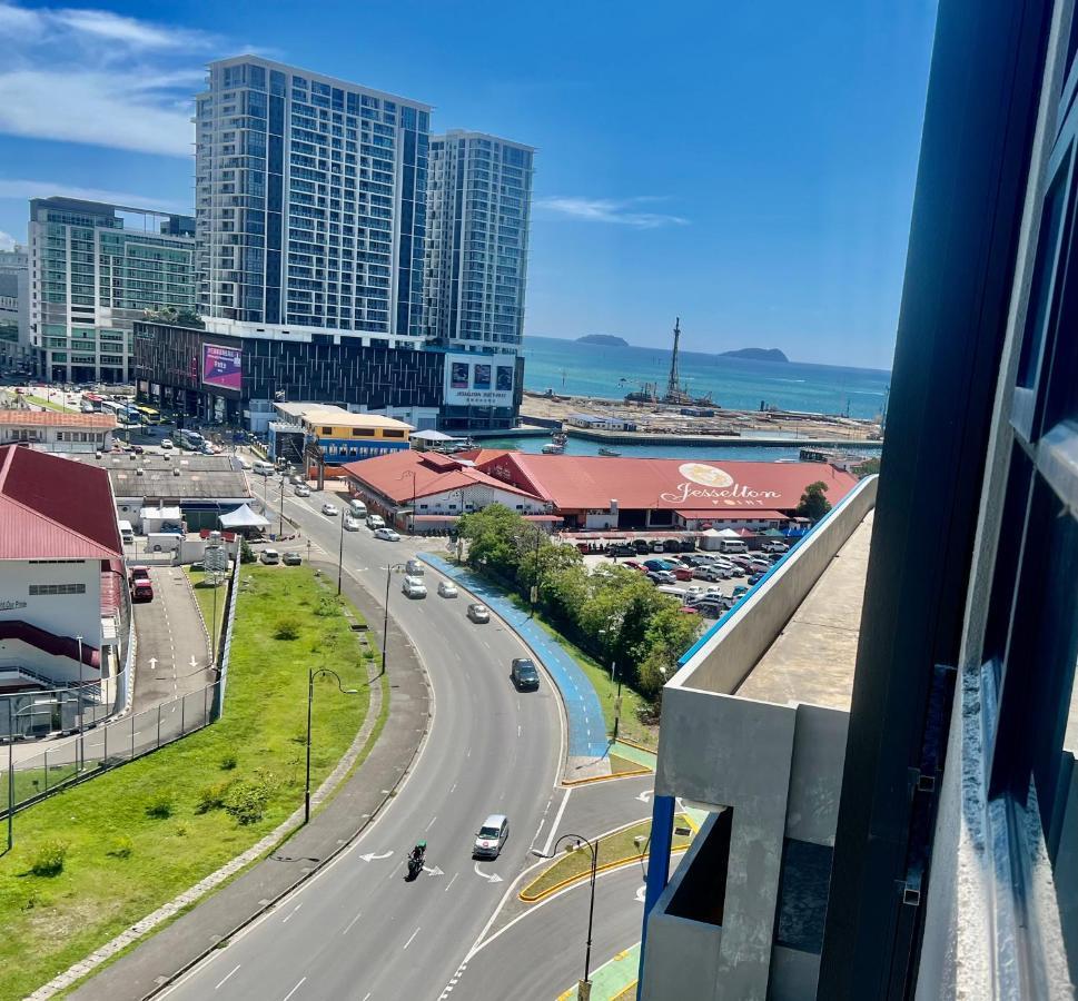 Botiza Suites At Jesselton Quay Кота-Кинабалу Экстерьер фото