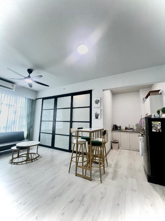 Botiza Suites At Jesselton Quay Кота-Кинабалу Экстерьер фото