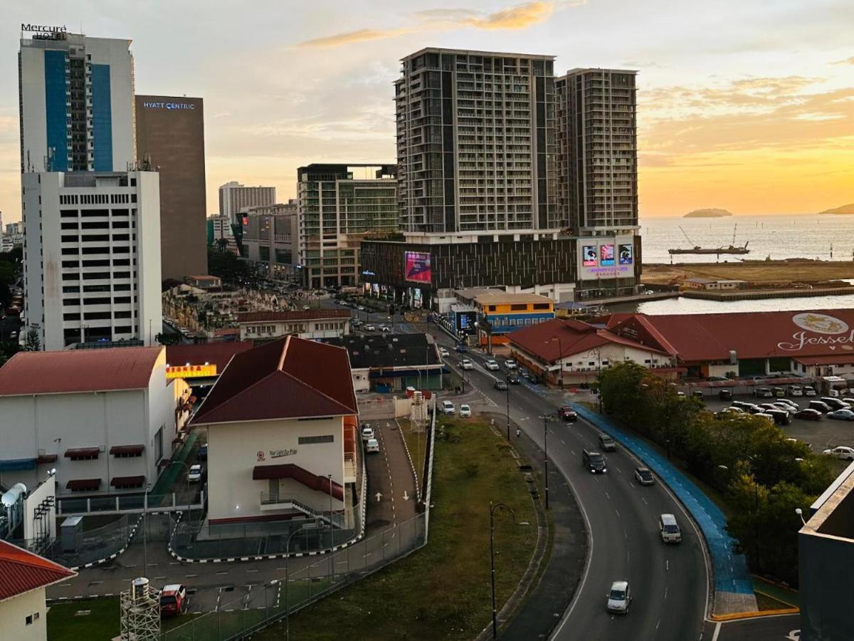 Botiza Suites At Jesselton Quay Кота-Кинабалу Экстерьер фото