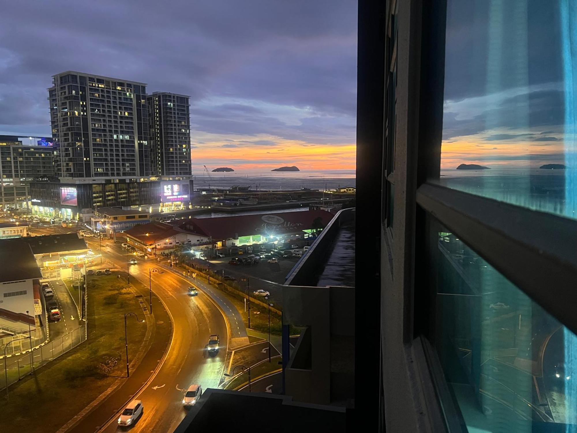 Botiza Suites At Jesselton Quay Кота-Кинабалу Номер фото